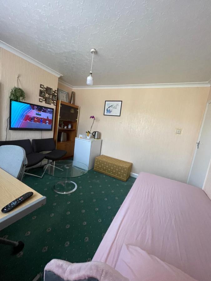 Room Canvey Island Экстерьер фото