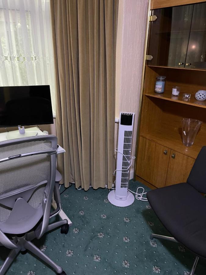 Room Canvey Island Экстерьер фото